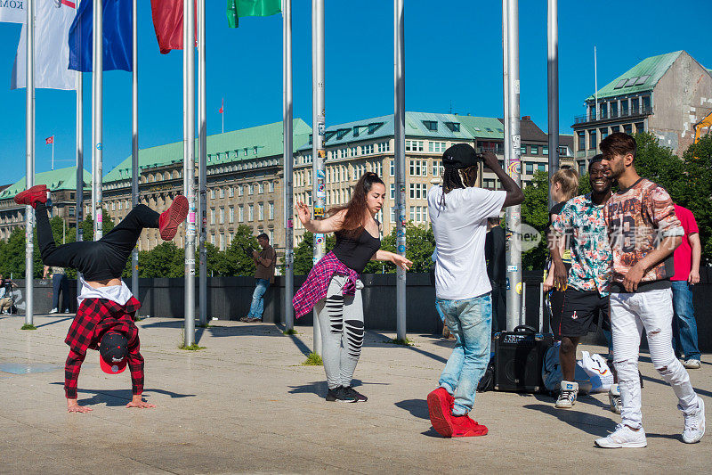 来自不同国家的年轻人在汉堡跳霹雳舞/街舞